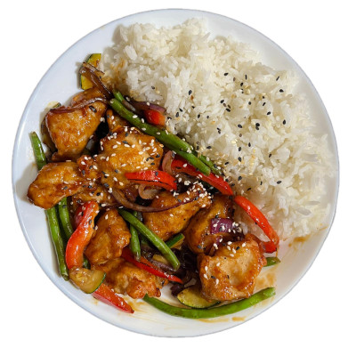 Kurczak Teriyaki -chrupiący kurczak ,warzywa (fasolka ,cukinia , cebula ,papryka) ryż, surówka.